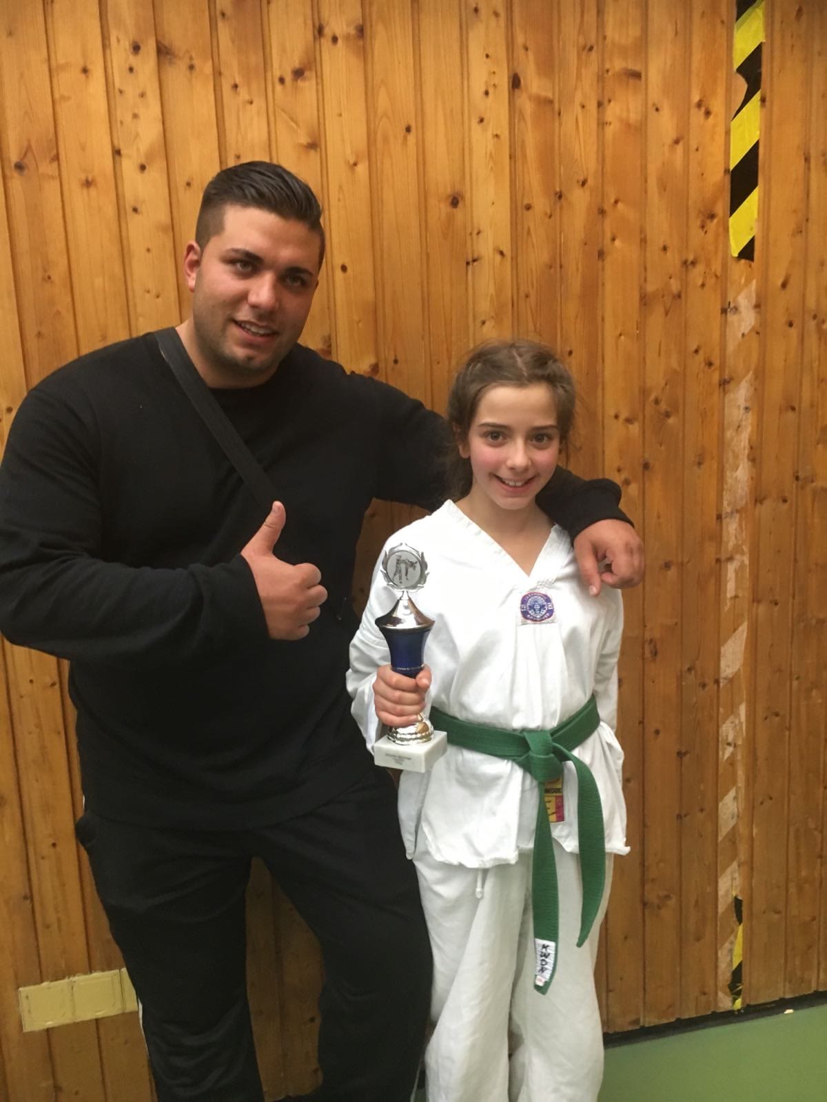Meister Gino mit Schülerin und Pokal