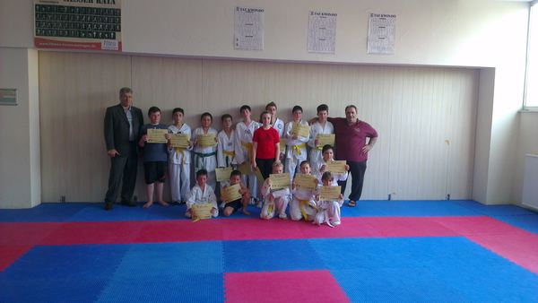Taekwondo-Gruppe mit Urkunden