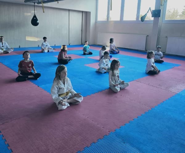 Kinder beim meditieren im Kursraum